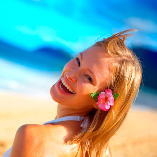 девушка с цветком на пляже