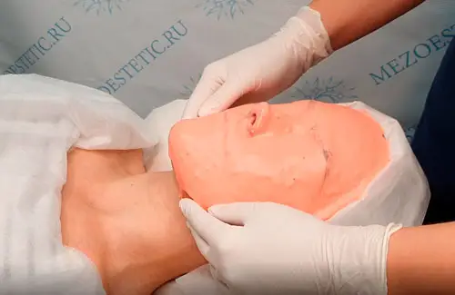 Нанесение альгинатной маски